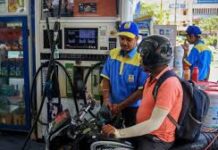 ভারত ১০ দিনে ৩ বার বাড়ালো তেলের দাম, পাকিস্তান কমালো ২ বার