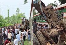 চট্টগ্রামে ট্রাকের সঙ্গে ট্রেনের ধাক্কা, বড় দুর্ঘটনা থেকে রক্ষা