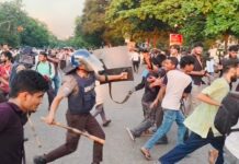 সংসদ ভবন এলাকায় শিক্ষার্থীদের ছত্রভঙ্গ করতে পুলিশের লাঠিচার্জ