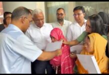 প্রতিবন্ধী তিন ব্যক্তির হাতে নিয়োগপত্র তুলে দিলেন প্রধানমন্ত্রী