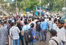 পরীক্ষা শেষে ফের সায়েন্সল্যাব মোড়ে শিক্ষার্থীদের অবরোধ