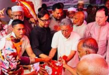 চট্টগ্রামে ত্রাণ বিতরণের মঞ্চ ভেঙে পড়ে গেলেন অর্থমন্ত্রী
