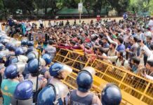 শিক্ষাভবন মোড়ে ব্যারিকেড, সামনে শিক্ষার্থীদের অবস্থান