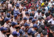 সায়েন্সল্যাব ছেড়ে শিক্ষা বোর্ড অভিমুখে শিক্ষার্থীরা, পথে পুলিশি বাধা