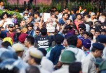 ভারতে চলমান বিক্ষোভে ৪৭ কর্মকর্তা বরখাস্ত, দুই সচিবকে বদলি