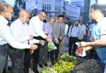 পকেটে ছিল না নগদ টাকা, কিউআর স্ক্যানেই চা, মোগলাই ও সবজি কিনলেন গভর্নর