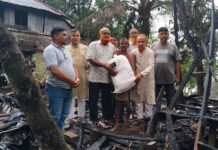 মুকসুদপুরে এমপির পক্ষ থেকে অগ্নিকাণ্ডে ক্ষতিগ্রস্ত পরিবারকে নগদ অর্থ সহায়তা