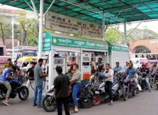 রাজধানীর পাম্পে যানবাহনের দীর্ঘ সারি