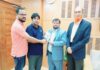 পপুলার টোয়েন্টিফোর নিউজ ডটকম এর প্রতিষ্ঠাবার্ষিকী উপলক্ষে ন্যাশনাল লাইফ ইন্সুরেন্সের মুখ্য নির্বাহী কর্মকর্তা কাজিম উদ্দিনকে সম্মাননা স্মারক প্রদান