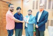 পপুলার টোয়েন্টিফোর নিউজ ডটকম এর প্রতিষ্ঠাবার্ষিকী উপলক্ষে ন্যাশনাল লাইফ ইন্সুরেন্সের মুখ্য নির্বাহী কর্মকর্তা কাজিম উদ্দিনকে সম্মাননা স্মারক প্রদান