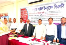 পপুলার লাইফের যশোরে বীমা গ্রাহকের বীমা দাবীর ৪ কোটি ৯ লক্ষ টাকার চেক হস্তান্তর