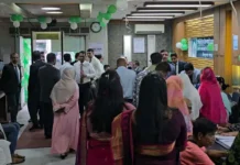 টাকা তোলার আবেদন করতে সম্মিলিত ইসলামী ব্যাংকে গ্রাহকদের ভিড়