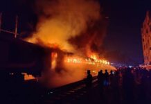 কমলাপুর স্টেশনে ট্রেনের কোচে আগুন
