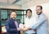 পপুলার টোয়েন্টিফোর নিউজ ডটকম এর প্রতিষ্ঠাবার্ষিকী উপলক্ষে শাহজালাল ইসলামী ব্যাংকের এএমডিকে সম্মাননা স্মারক প্রদান