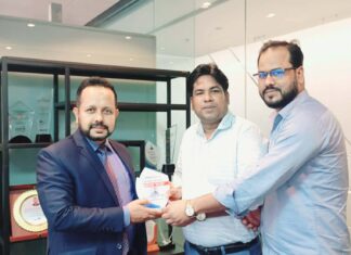 পপুলার টোয়েন্টিফোর নিউজ ডটকম এর প্রতিষ্ঠাবার্ষিকী উপলক্ষে শাহজালাল ইসলামী ব্যাংকের এএমডিকে সম্মাননা স্মারক প্রদান