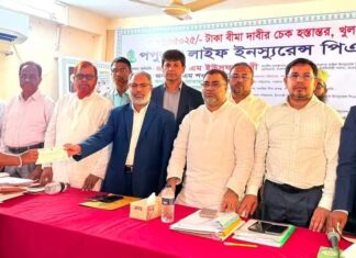 পপুলার লাইফের খুলনা অঞ্চলের বীমা দাবীর ৩ কোটি ১৭ লক্ষ টাকার চেক হস্তান্তর