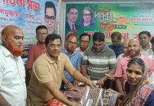 বিজয়া দশমীতে সনাতন ধর্মাবলম্বীদের সঙ্গে এমপি সেলিমুজ্জামানের শুভেচ্ছা বিনিময়