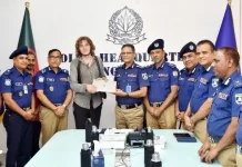 চুরি হওয়া ল্যাপটপটি জার্মান পর্যটকের হাতে ফিরিয়ে দিলো পুলিশ